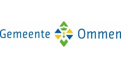 Logo van de gemeente Ommen met gestileerde geometrische vormen in groen, blauw en geel, met de tekst 'Gemeente Ommen'.