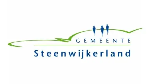 Logo van Gemeente Steenwijkerland met silhouetten van drie personen boven een groene lijn.