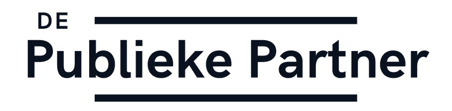 Tekstlogo met de tekst "De Publieke Partner" in donkere letters met horizontale lijnen erboven en eronder "Publieke Partner".