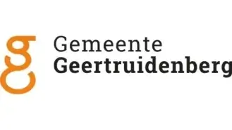 Logo van Gemeente Geertruidenberg met een oranje abstract "gg"-symbool aan de linkerkant en tekst aan de rechterkant.