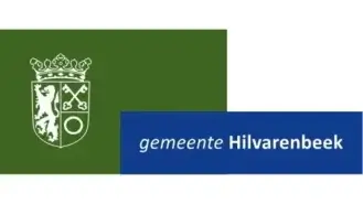 Logo van de gemeente Hilvarenbeek met een groen schild met een leeuw, gekruiste sleutels en een ring, naast een blauwe rechthoek met de tekst 'gemeente Hilvarenbeek'.