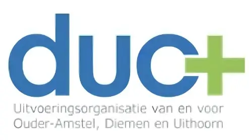 Logo met de tekst "duc+" in blauw en groen, en daaronder Nederlandse woorden "Uitvoeringsorganisatie van en voor Ouder-Amstel, Diemen en Uithoorn.