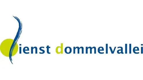 Logo met een groene cirkel, een blauwe gebogen lijn en de tekst "dienst dommelvallei" met de "d" in geel en de overige letters in blauw.