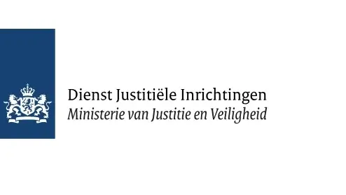 Logo van de Dienst Justitiële Inrichtingen, ministerie van Justitie en Veiligheid van Nederland, met een blauw wapen aan de linkerkant en tekst aan de rechterkant.