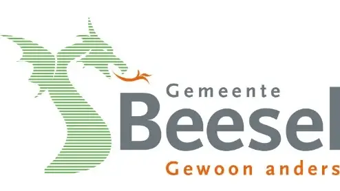 Logo van de gemeente Beesel met een groen gestreepte draak, de tekst "Gemeente Beesel" en de slogan "Gewoon anders" in het oranje.