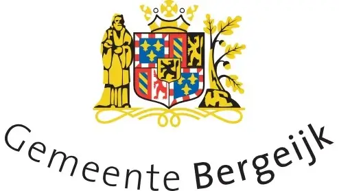 Wapen met een wapen, een gekroond schild met leeuwen en strepen, geflankeerd door een standbeeld en een boomtak, boven de tekst 'Gemeente Bergeijk'.