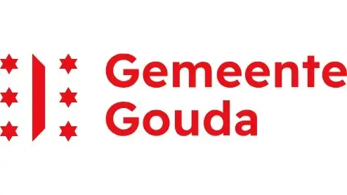 Logo van Gemeente Gouda met zeven rode sterren en een verticale rode balk aan de linkerkant, met de naam "Gemeente Gouda" in rode tekst op een witte achtergrond.