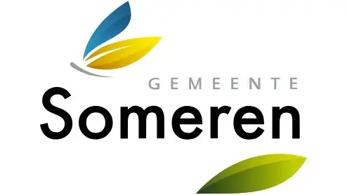 Logo van de gemeente Someren, met het woord "Someren" in vette, zwarte letters, daarboven "GEMEENTE" in grijs en drie gestileerde bladeren in blauw, geel en groen.
