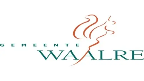 Logo van Gemeente Waalre met gestileerde oranje lijnen boven de groene tekst "WAALRE" en kleinere groene tekst "GEMEENTE" aan de linkerkant.