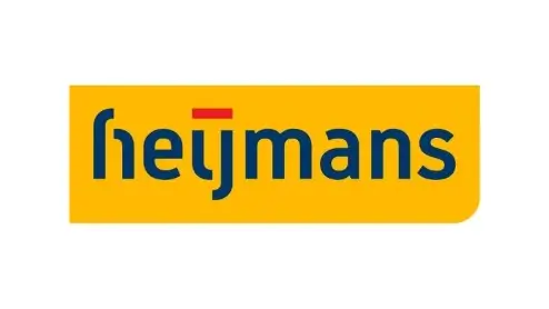 Het logo van Heijmans toont de bedrijfsnaam in blauwe kleine letters op een rechthoekige, gele achtergrond met afgeronde hoek.