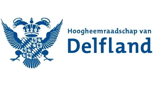 Logo van Hoogheemraadschap van Delfland met een blauwe heraldische adelaar met kroon, schild en rechts de naam van de organisatie in het Nederlands.