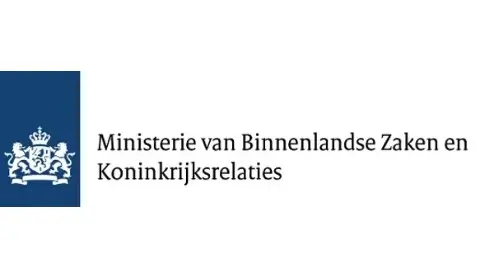Logo van het Nederlandse ministerie van Binnenlandse Zaken en Koninkrijksrelaties, met een witte leeuw op een blauwe achtergrond naast de naam van het ministerie in het Nederlands.