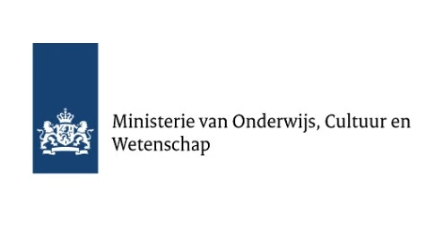 Logo van het Nederlandse Ministerie van Onderwijs, Cultuur en Wetenschap, met een blauw wapen en een wit Nederlands wapen naast de Nederlandse naam van het ministerie.