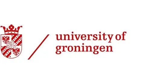 Het logo van de Rijksuniversiteit Groningen bestaat uit een rood wapen met een kroon en een diagonale streep, met daarnaast de tekst "University of Groningen" in rode kleine letters.