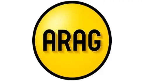 Een gele cirkel met een zwarte rand bevat de zwarte, vetgedrukte letters "ARAG" in het midden.