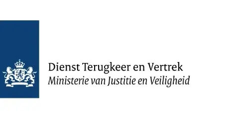 Logo van de Dienst Terugkeer en Vertrek, Ministerie van Justitie en Veiligheid, met het Nederlandse embleem op een blauwe achtergrond.