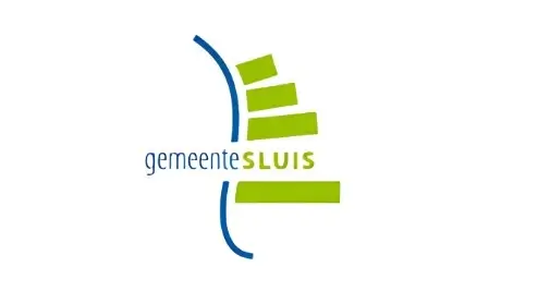 Logo van gemeente Sluis met blauwe tekst en gebogen lijn, met vier groene, trapsgewijs geplaatste balken verticaal op een witte achtergrond.