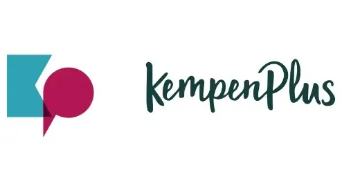 Logo van KempenPlus met een geometrisch "K" en "P"-ontwerp in blauwgroen en magenta aan de linkerkant en het woord "KempenPlus" in een donkergroen lettertype aan de rechterkant.