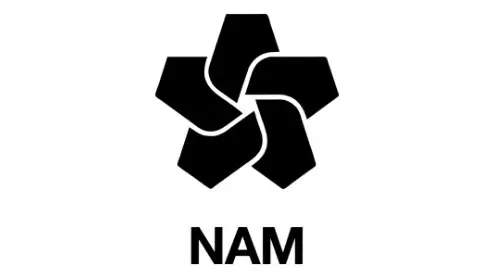 Zwart geometrisch logo bestaande uit vijf in elkaar grijpende vormen die een stervormig patroon vormen, met de letters "NAM" vetgedrukt onder het symbool.