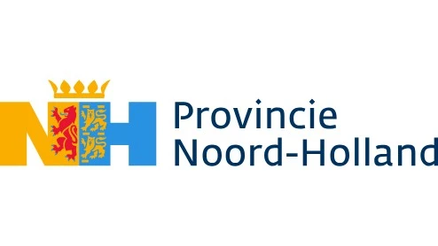 Logo van de provincie Noord-Holland met de letters "NH", een schild met leeuwen en een kroon en de tekst "Provincie Noord-Holland" op een witte achtergrond.