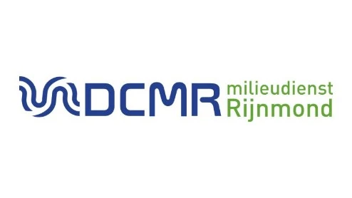 Logo van DCMR milieudienst Rijnmond met blauw abstract golfsymbool en blauwe en groene tekst op een witte achtergrond.