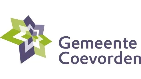 Logo van de gemeente Coevorden met een geometrisch stervormig ontwerp in groen en paars, en de tekst "Gemeente Coevorden" in het Nederlands.