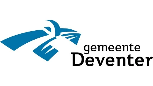 Logo van de gemeente Deventer, met een gestileerd blauw brugontwerp met de tekst "gemeente Deventer" in het zwart.