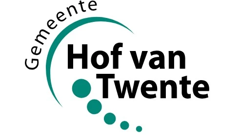 Logo van Gemeente Hof van Twente met groene en zwarte tekst met een gebogen lijn en vijf groene stippen die een pad vormen onder de naam.