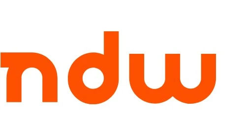 Oranje kleine letters "ndw" in een vet, modern lettertype op een witte achtergrond. Het ontwerp is eenvoudig en gebruikt een schreefloos lettertype.