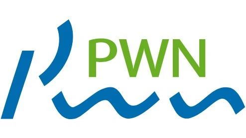 De afbeelding toont het PWN-logo met de groene tekst "PWN" boven drie blauwe golvende lijnen en één gebogen blauwe lijn aan de linkerkant.