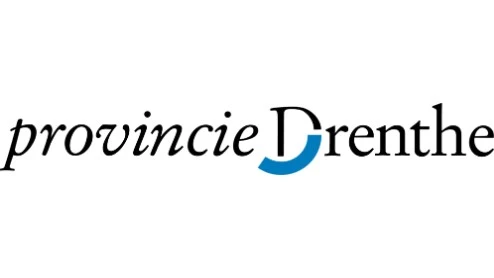 Logo van Provincie Drenthe met de tekst "provincie Drenthe"; de letter "D" heeft een blauw gebogen segment.
