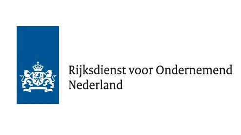 Logo van de Rijksdienst voor Ondernemend Nederland met een blauw embleem met een wit Nederlands wapen naast de Nederlandse naam van de organisatie.