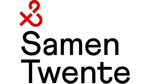 Logo met een rode abstracte hartvorm boven de zwarte tekst "Samen Twente" op een witte achtergrond.