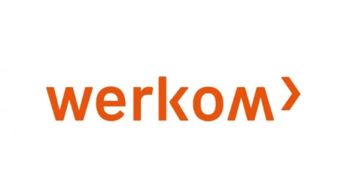 De afbeelding toont het woord "werkom" in kleine oranje letters, met een oranje pijl naar rechts aan het einde, dit alles op een witte achtergrond.