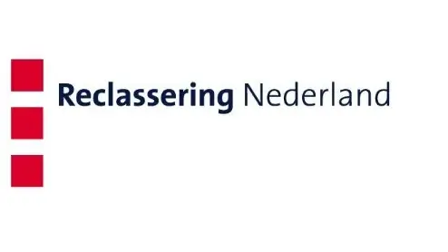Logo van Reclassering Nederland met drie rode vierkanten verticaal uitgelijnd links van de naam van de organisatie in blauwe en zwarte tekst op een witte achtergrond.