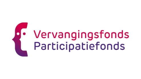 Logo van Vervangingsfonds Participatiefonds met links een gestileerde haak en twee stippen en rechts de organisatienaam in rode en paarse tekst Logo van Vervangingsfonds Participatiefonds met links een gestileerde haak en twee stippen en rechts de organisatienaam in rode en paarse tekst.