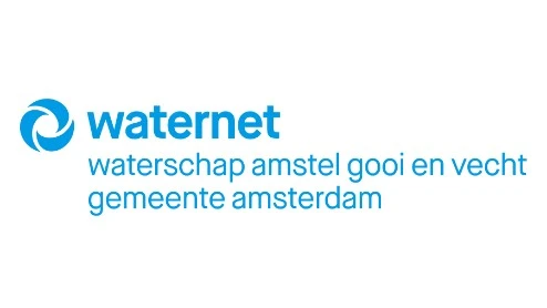 Logo van Waternet met blauw cirkelvormig symbool en tekst "waternet waterschap amstel gooi en vecht gemeente amsterdam" op een witte achtergrond.