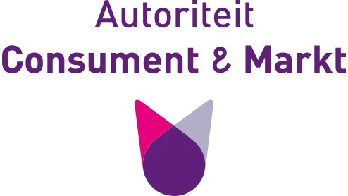 Logo van Autoriteit Consument & Markt, met de naam van de organisatie in paarse tekst boven een geometrisch symbool met magenta en grijze vormen.