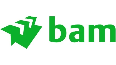 Groen gestileerd logo met drie witte pijlen die omhoog wijzen aan de linkerkant en het woord "bam" in groene kleine letters aan de rechterkant.