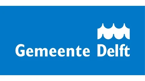 Logo van Gemeente Delft met witte tekst en een gestileerd golfsymbool op een blauwe achtergrond.