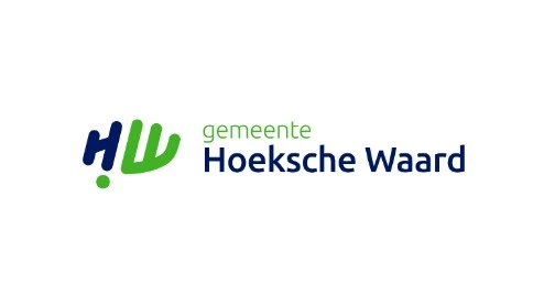 Logo van gemeente Hoeksche Waard, met gestileerde "HW" in groen en blauw, met rechts de woorden "gemeente Hoeksche Waard".