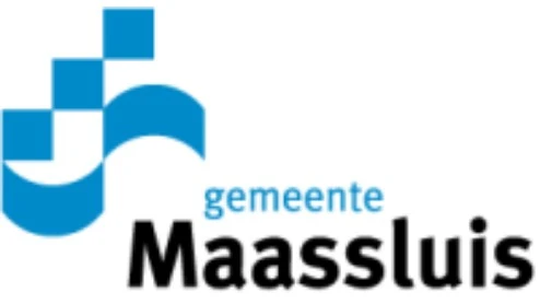 Logo van de gemeente Maassluis met blauwe geometrische vormen boven de woorden "gemeente Maassluis" in blauwe en zwarte tekst.