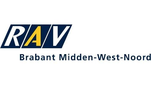 Logo met de letters "RAV" in donkerblauwe vakken, de "A" in geel, boven de tekst "Brabant Midden-West-Noord" in donkerblauw Logo met de letters "RAV" in donkerblauwe vakken, de "A" in geel, boven de tekst "Brabant Midden-West-Noord" in donkerblauw.