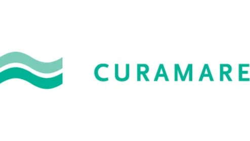 Curamare-logo met drie groenblauwe golvende lijnen aan de linkerkant en het woord "CURAMARE" in groenblauwe hoofdletters aan de rechterkant.