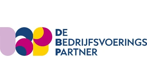 Logo met overlappende geometrische vormen in paars, blauw, roze en geel, naast de tekst "DE BEDRIJFSVOERINGS PARTNER" in blauwe hoofdletters.