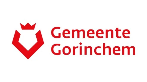 Rood logo van Gemeente Gorinchem met een gestileerd kroonachtig embleem links van de naam van de gemeente in vette rode tekst op een witte achtergrond Rood logo van Gemeente Gorinchem met een gestileerd kroonachtig embleem links van de naam van de gemeente in vette rode tekst op een witte achtergrond.