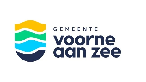 Logo van "Gemeente Voorne aan Zee" met vier golvende gekleurde lijnen binnen een schildvorm, naast de naam van de gemeente in vette blauwe letters.
