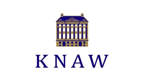 Het KNAW logo toont een gestileerd goudblauw gebouw boven de afkorting "KNAW" in vette blauwe hoofdletters.