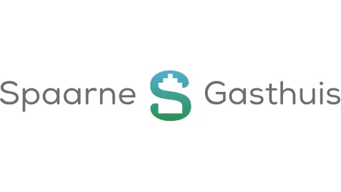 Logo voor Spaarne Gasthuis, met de naam in grijze tekst met een gestileerde blauwgroene "S" in het midden waarin een skyline en kruisontwerp zijn verwerkt.