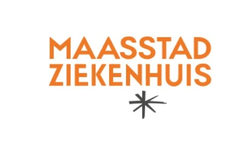 Het logo toont de woorden "Maasstad Ziekenhuis" in oranje hoofdletters boven een zwart sterretje op een witte achtergrond.